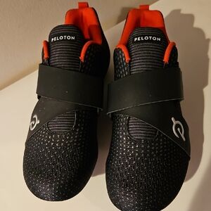 PELOTON ALTOS CYCLING SHOES (NEW $150)sz M-6.5, W-8